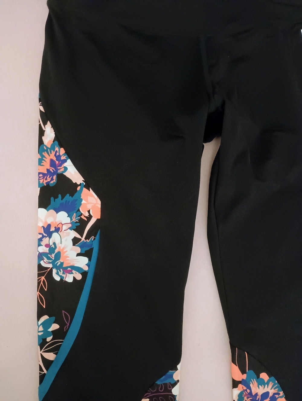 Roxy Take Me To The Beach Leggings in Black and Tropical Print - XL SPF Fabric - Picture 5 of 8